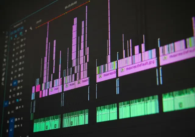 Un primer plano de una pantalla de computadora mostrando el software de edición de audio o video digital Songtools con múltiples pistas de colores y formas de onda.