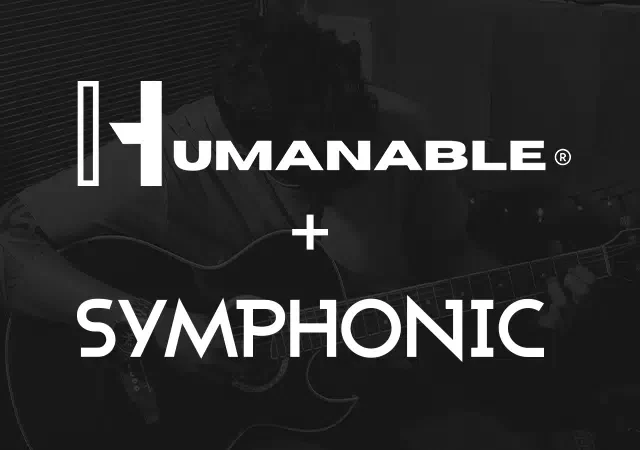 Un artista toca una guitarra acústica con las palabras "HUMANABLE + SYMPHONIC" sobrepuestas en letras blancas en negrita.