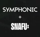 Texto en blanco sobre un fondo oscuro que dice "SYMPHONIC + SNAFU:". El fondo incluye el contorno tenue y apenas visible de una guitarra.