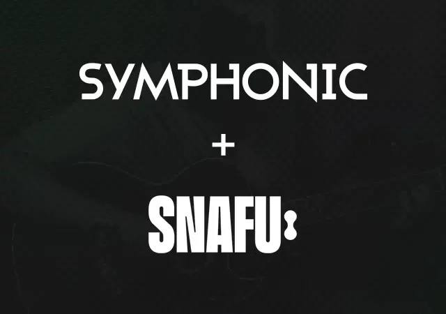 Texto en blanco sobre un fondo oscuro que dice "SYMPHONIC + SNAFU:". El fondo incluye el contorno tenue y apenas visible de una guitarra.