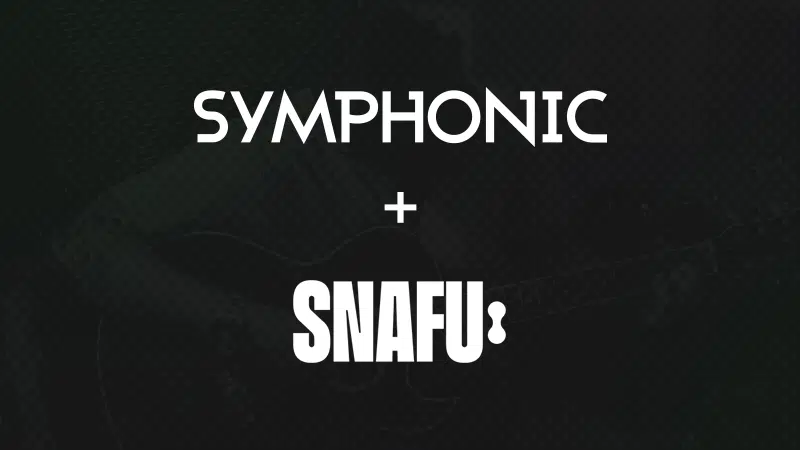 Texto en blanco sobre un fondo oscuro que dice "SYMPHONIC + SNAFU:". El fondo incluye el contorno tenue y apenas visible de una guitarra.