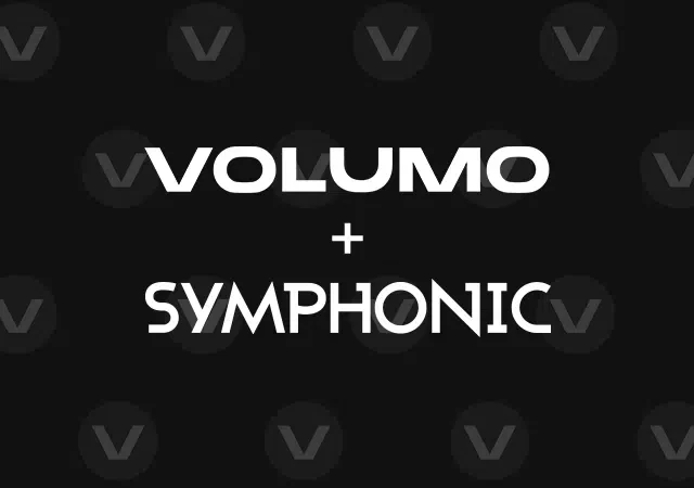 Texto blanco con “Volumo + SYMPHONIC” centrado sobre un fondo negro con un sutil patrón repetido de “V”, evocando la identidad visual audaz de Volumo.