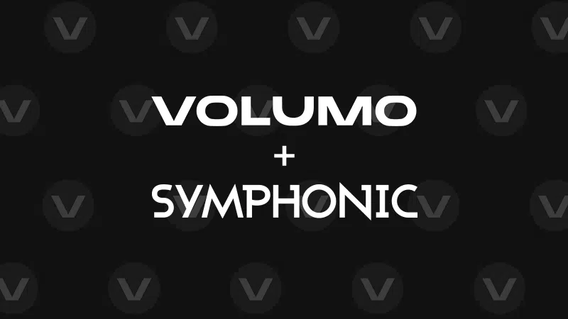 Texto blanco con “Volumo + SYMPHONIC” centrado sobre un fondo negro con un sutil patrón repetido de “V”, evocando la identidad visual audaz de Volumo.