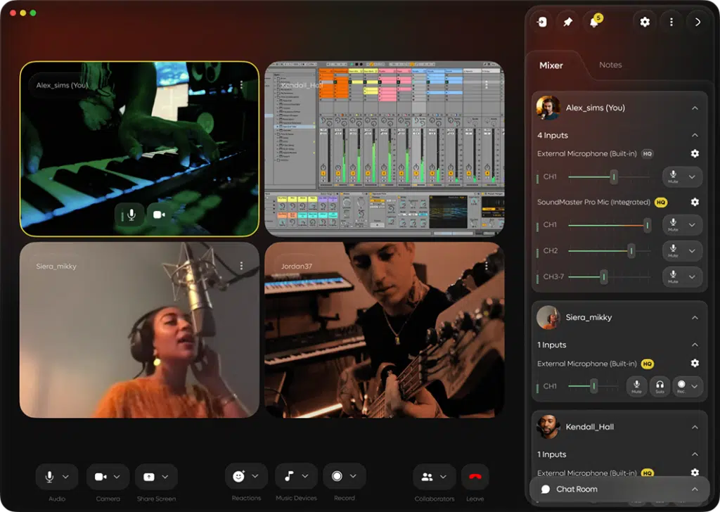 Se muestra una videollamada con cuatro participantes; tres están tocando instrumentos, uno está cantando como una muse, y el software de producción musical está abierto en la pantalla. A la derecha se ven configuraciones de entrada de audio.