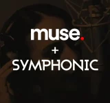 Una persona con audífonos canta en un micrófono de estudio, canalizando a su Muse interior, con el texto "muse. + SYMPHONIC" en negrita superpuesto.