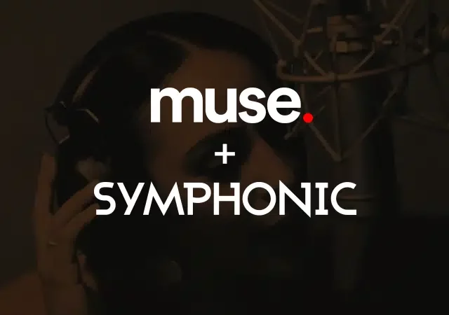 Una persona con audífonos canta en un micrófono de estudio, canalizando a su Muse interior, con el texto "muse. + SYMPHONIC" en negrita superpuesto.