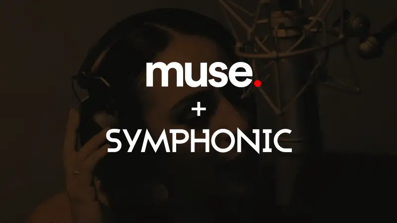 Una persona con audífonos canta en un micrófono de estudio, canalizando a su Muse interior, con el texto "muse. + SYMPHONIC" en negrita superpuesto.
