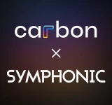 Logo de "carbon" sobre una gran "x" y la palabra "SYMPHONIC" en un fondo oscuro con degradado de carbono.