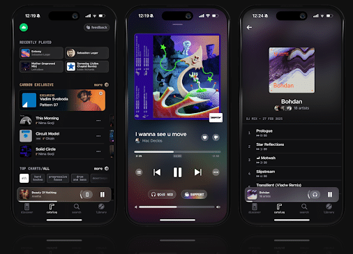 res pantallas de smartphones muestran la interfaz de una app de streaming musical con tema oscuro, en la que se ven playlists, álbumes y canciones en reproducción.