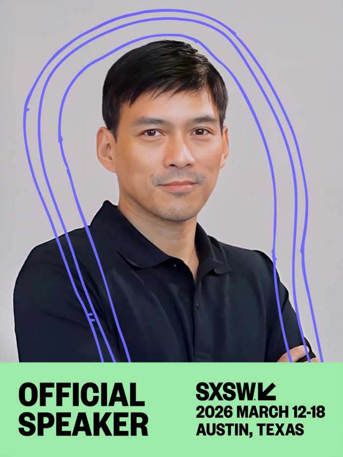 Un hombre con camiseta negra de pie con los brazos cruzados. El texto dice “Official SXSW Speaker, SXSW 2026 March 12-18, Austin, Texas” con líneas azules dibujadas sobre la imagen.