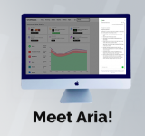 Un iMac muestra un panel con gráficos y métricas junto a un documento de texto, destacando soporte con IA. Las palabras “Meet Aria!” aparecen debajo de la pantalla.