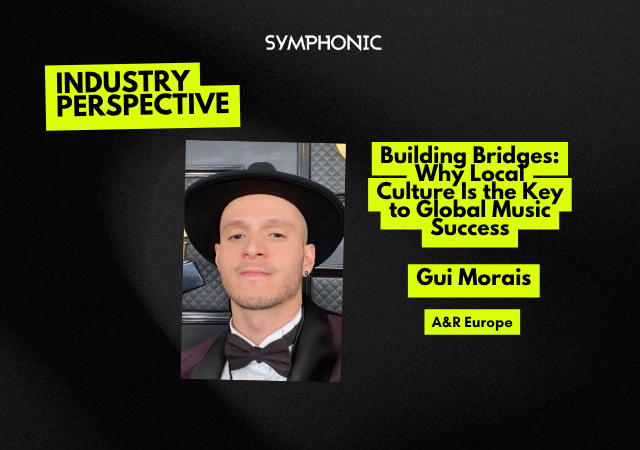 Una persona con un sombrero negro de ala ancha, corbatín y saco posa frente a un fondo con símbolos dorados de gramófonos.