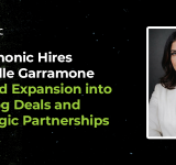 Una foto profesional de una mujer con blazer blanco junto a un texto que anuncia la incorporación de Michelle Garramone a Symphonic para liderar la expansión en acuerdos de catálogo y alianzas estratégicas.