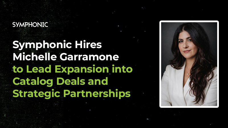 Una foto profesional de una mujer con blazer blanco junto a un texto que anuncia la incorporación de Michelle Garramone a Symphonic para liderar la expansión en acuerdos de catálogo y alianzas estratégicas.