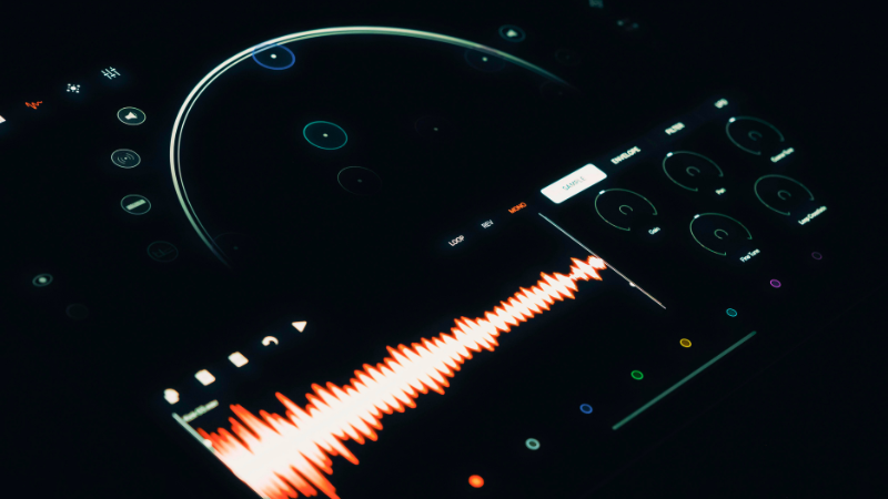 Una interfaz digital de audio muestra una onda sonora roja, controles circulares y varias perillas de ajuste de sonido impulsadas por IA en un entorno con poca luz.