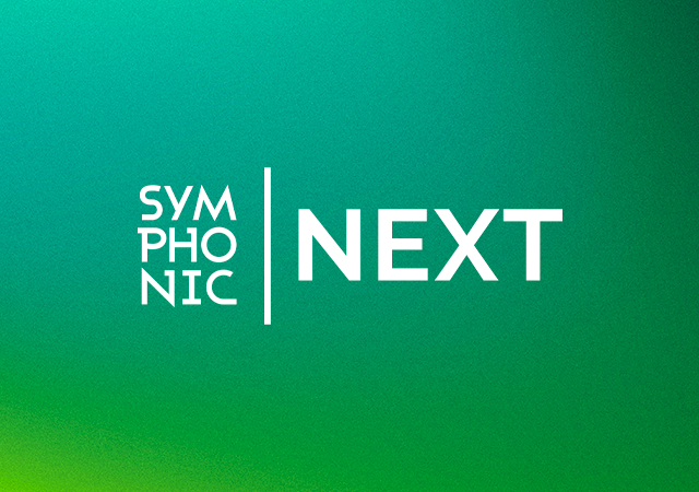 Texto blanco sobre un fondo degradado verde que dice "SYMPHONIC" en vertical junto a una línea vertical, seguido de la palabra "NEXT" en mayúsculas y en negrita.