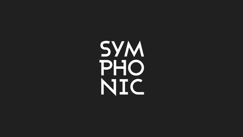 Texto blanco que forma la palabra “SYMPHONIC” apilada en tres filas centradas sobre un fondo negro sólido.