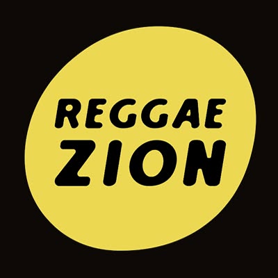 Círculo amarillo con las palabras "REGGAE ZION" en letras negras y en negrita sobre un fondo negro, representando la distribución musical de Reggae Zion.